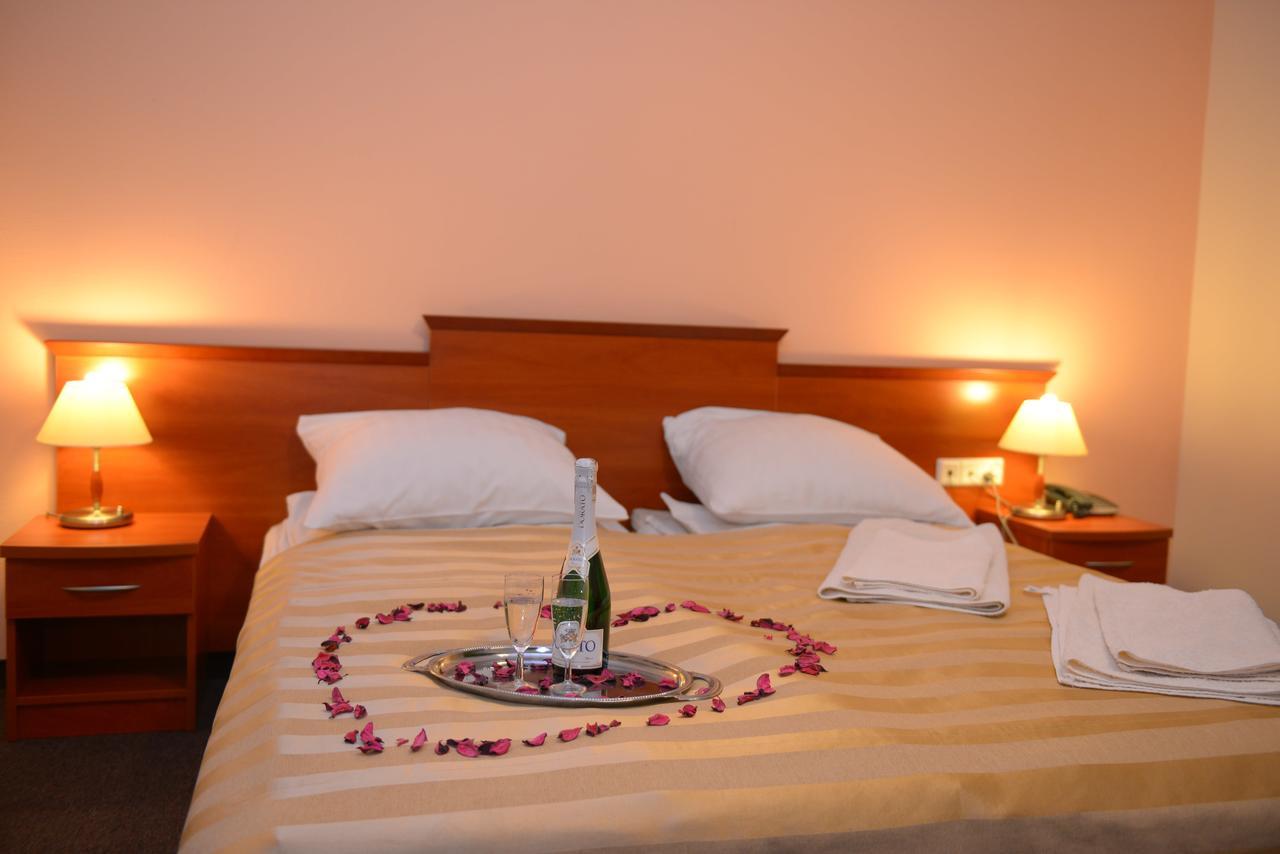 Hotel Pod Debami Terespol Kültér fotó